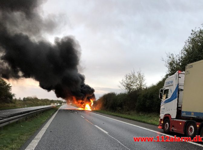 Brand i kassevogn. Motorvejen E45 ved Herslev. 25/10-2019. Kl. 08:16.