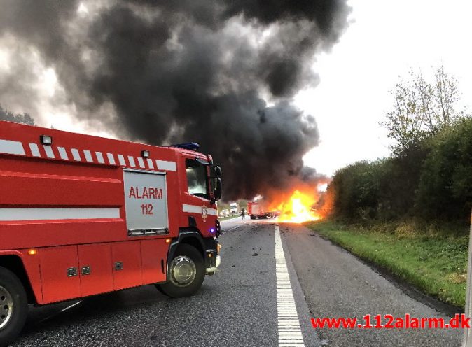 Brand i kassevogn. Motorvejen E45 ved Herslev. 25/10-2019. Kl. 08:16.