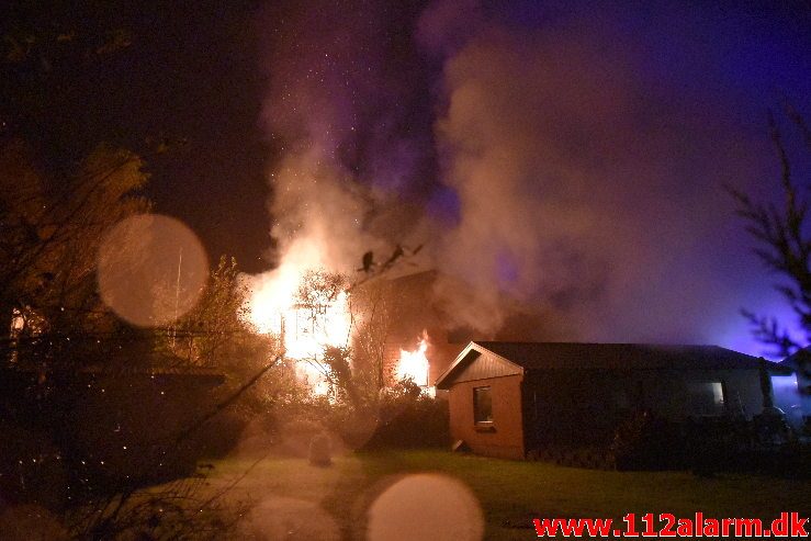 Voldsom brand i villa. Skovmøllevej i Vejle. 02/11-2019. Kl. 03:13.