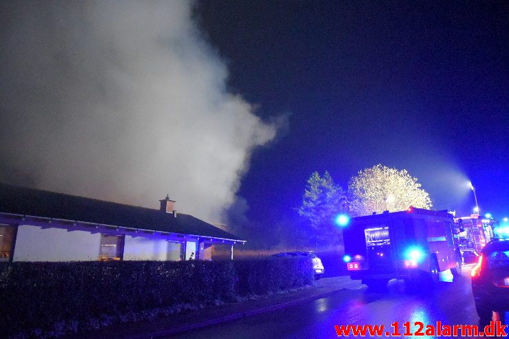 Voldsom brand i villa. Skovmøllevej i Vejle. 02/11-2019. Kl. 03:13.