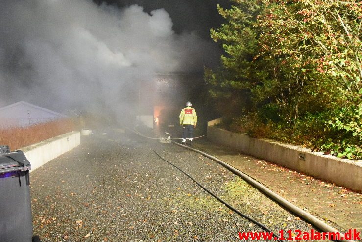 Voldsom brand i villa. Skovmøllevej i Vejle. 02/11-2019. Kl. 03:13.