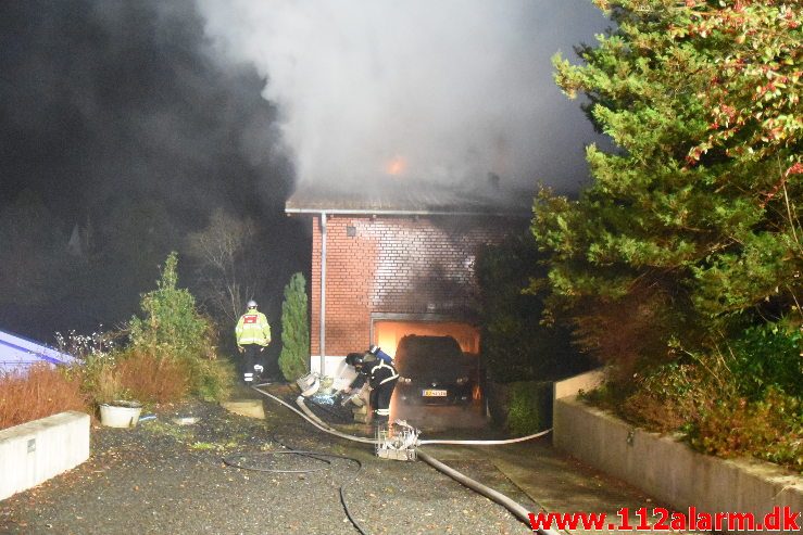 Voldsom brand i villa. Skovmøllevej i Vejle. 02/11-2019. Kl. 03:13.