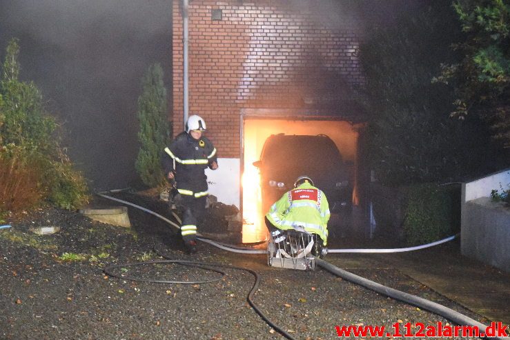 Voldsom brand i villa. Skovmøllevej i Vejle. 02/11-2019. Kl. 03:13.