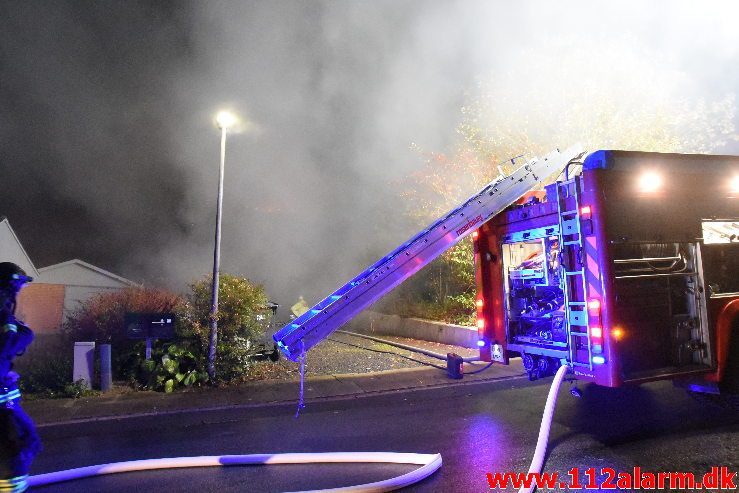 Voldsom brand i villa. Skovmøllevej i Vejle. 02/11-2019. Kl. 03:13.