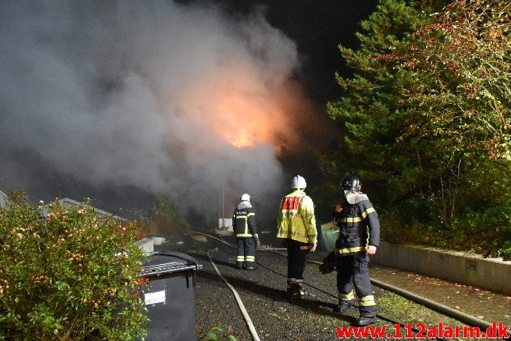 Voldsom brand i villa. Skovmøllevej i Vejle. 02/11-2019. Kl. 03:13.