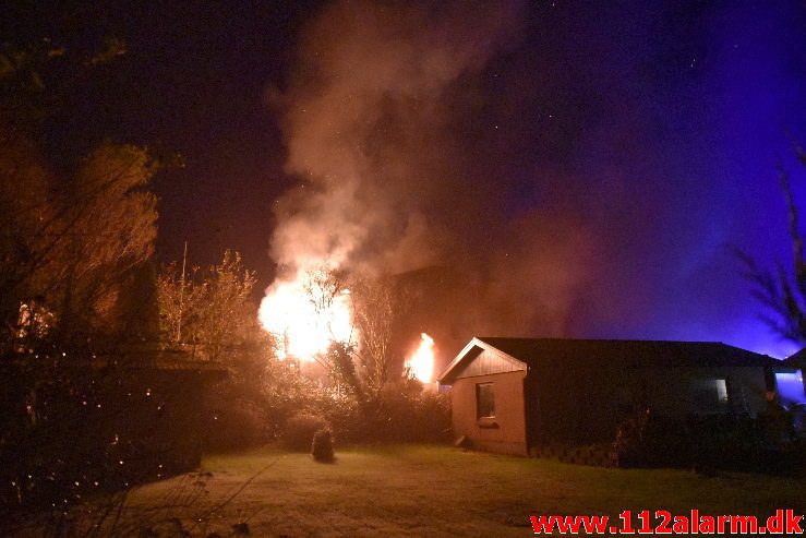 Voldsom brand i villa. Skovmøllevej i Vejle. 02/11-2019. Kl. 03:13.