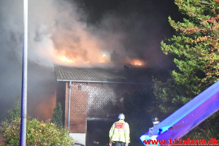 Voldsom brand i villa. Skovmøllevej i Vejle. 02/11-2019. Kl. 03:13.