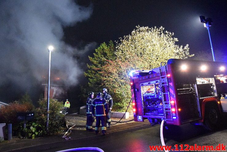 Voldsom brand i villa. Skovmøllevej i Vejle. 02/11-2019. Kl. 03:13.