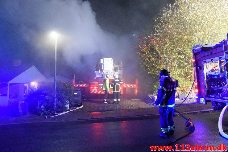 Voldsom brand i villa. Skovmøllevej i Vejle. 02/11-2019. Kl. 03:13.