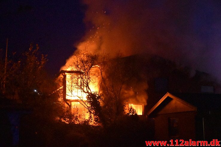 Voldsom brand i villa. Skovmøllevej i Vejle. 02/11-2019. Kl. 03:13.