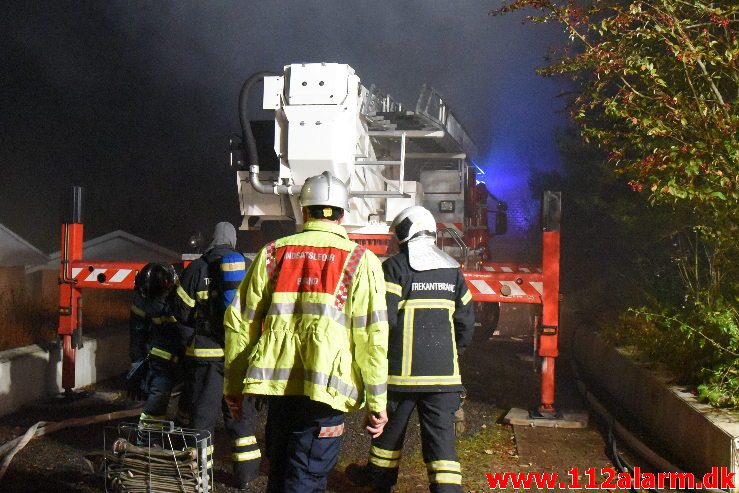 Voldsom brand i villa. Skovmøllevej i Vejle. 02/11-2019. Kl. 03:13.