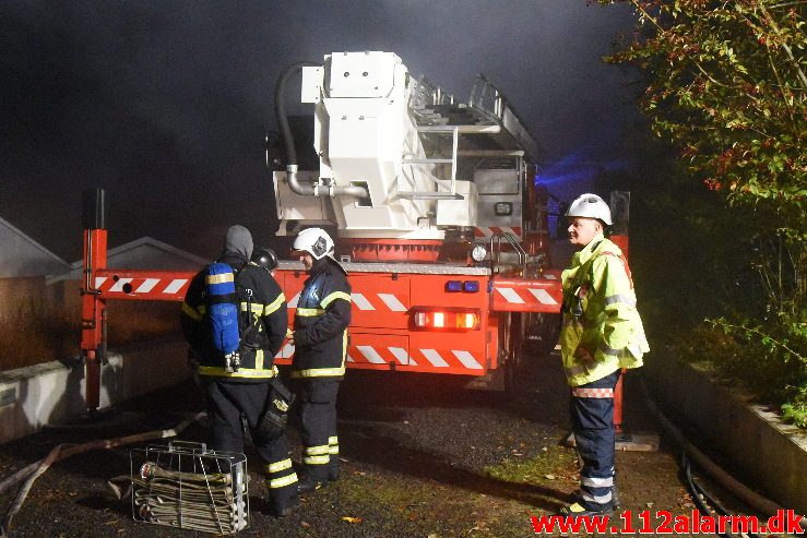 Voldsom brand i villa. Skovmøllevej i Vejle. 02/11-2019. Kl. 03:13.