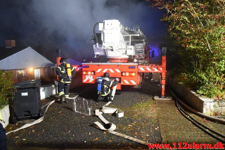 Voldsom brand i villa. Skovmøllevej i Vejle. 02/11-2019. Kl. 03:13.