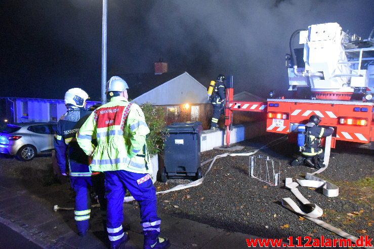 Voldsom brand i villa. Skovmøllevej i Vejle. 02/11-2019. Kl. 03:13.