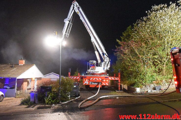 Voldsom brand i villa. Skovmøllevej i Vejle. 02/11-2019. Kl. 03:13.