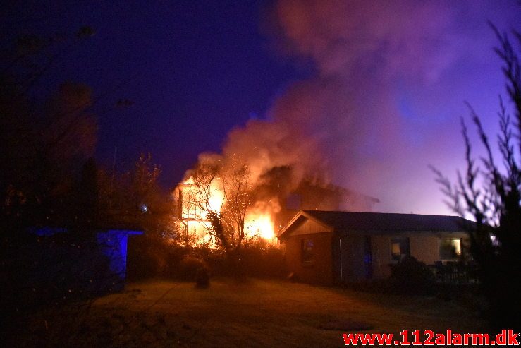 Voldsom brand i villa. Skovmøllevej i Vejle. 02/11-2019. Kl. 03:13.