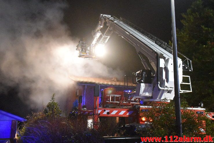 Voldsom brand i villa. Skovmøllevej i Vejle. 02/11-2019. Kl. 03:13.