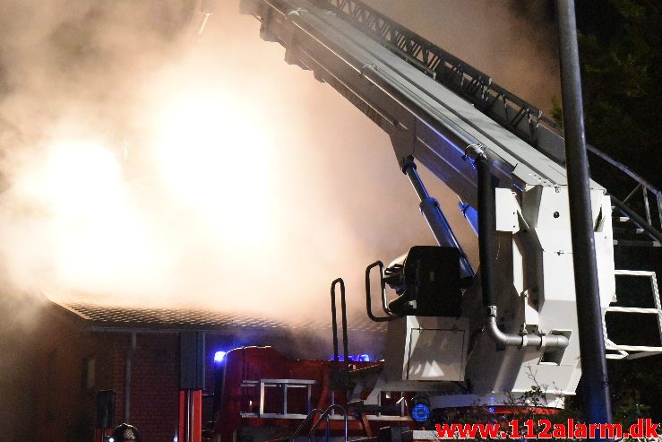 Voldsom brand i villa. Skovmøllevej i Vejle. 02/11-2019. Kl. 03:13.