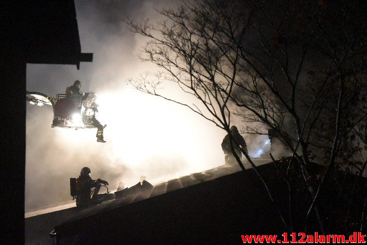 Voldsom brand i villa. Skovmøllevej i Vejle. 02/11-2019. Kl. 03:13.