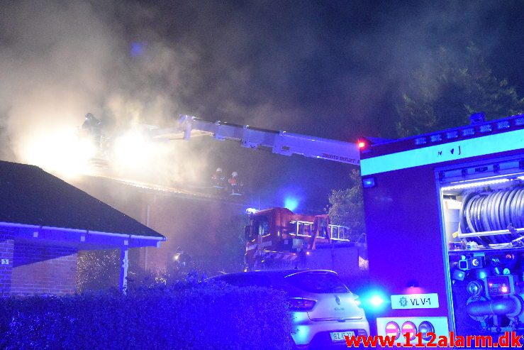 Voldsom brand i villa. Skovmøllevej i Vejle. 02/11-2019. Kl. 03:13.