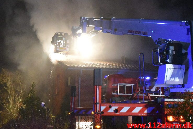 Voldsom brand i villa. Skovmøllevej i Vejle. 02/11-2019. Kl. 03:13.