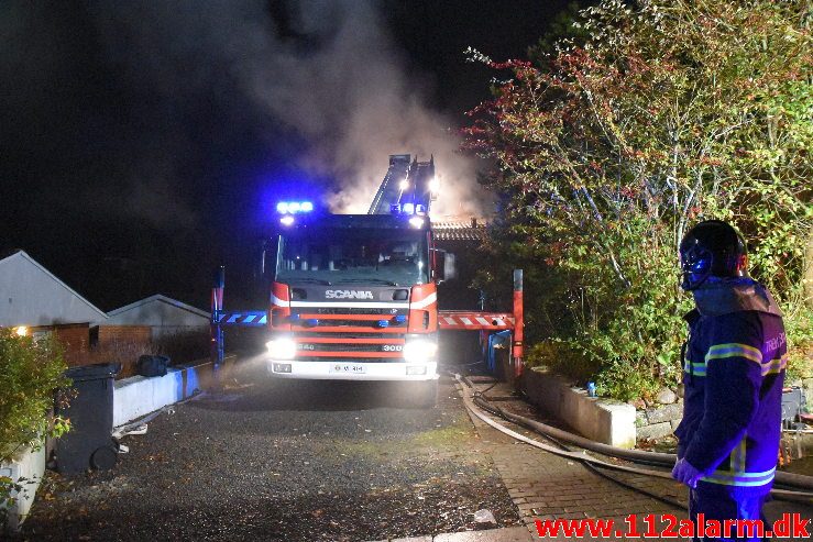 Voldsom brand i villa. Skovmøllevej i Vejle. 02/11-2019. Kl. 03:13.