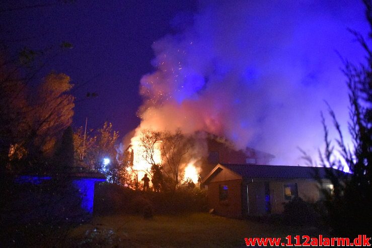 Voldsom brand i villa. Skovmøllevej i Vejle. 02/11-2019. Kl. 03:13.