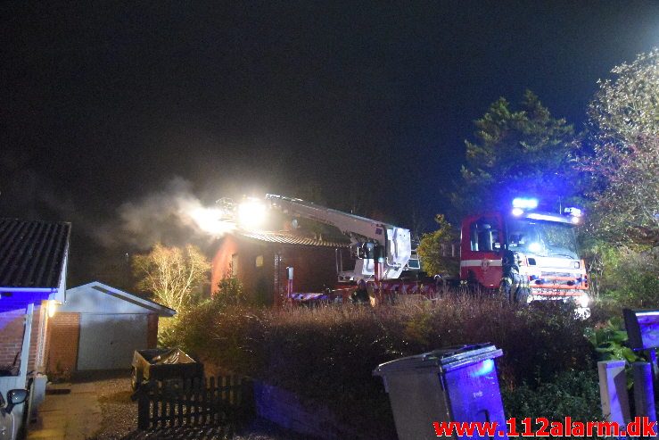 Voldsom brand i villa. Skovmøllevej i Vejle. 02/11-2019. Kl. 03:13.