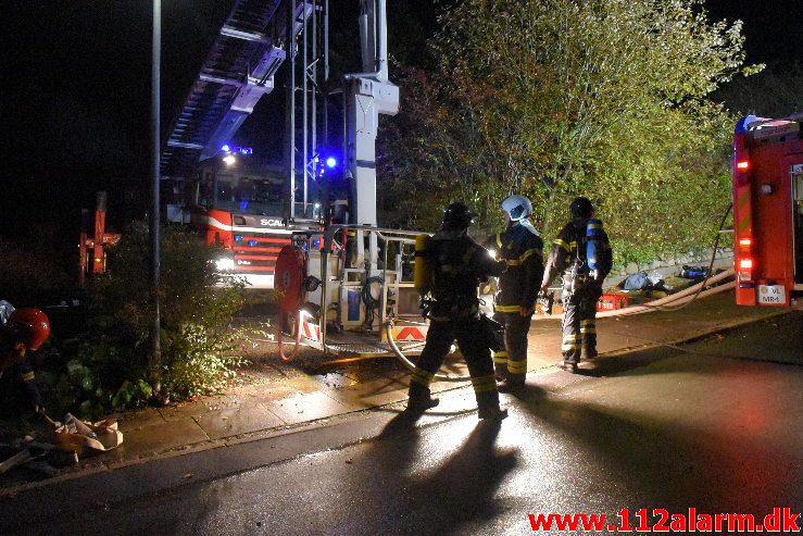 Voldsom brand i villa. Skovmøllevej i Vejle. 02/11-2019. Kl. 03:13.