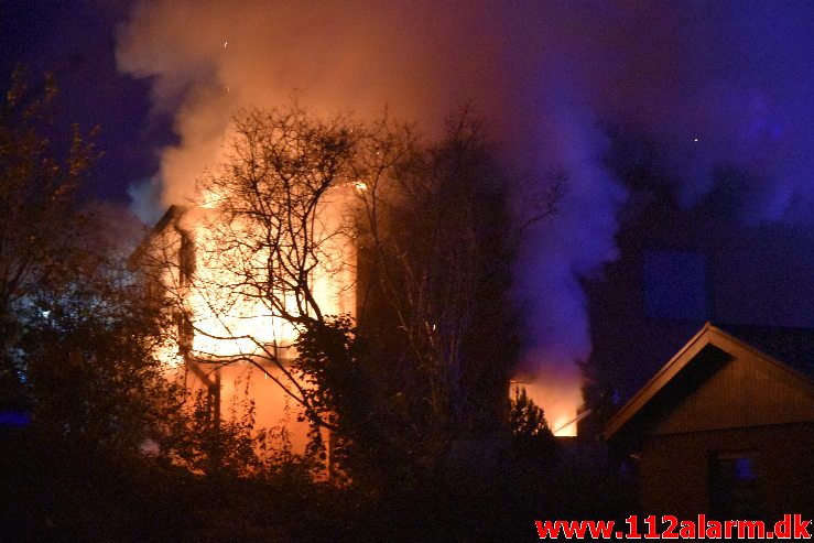 Voldsom brand i villa. Skovmøllevej i Vejle. 02/11-2019. Kl. 03:13.