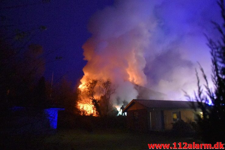 Voldsom brand i villa. Skovmøllevej i Vejle. 02/11-2019. Kl. 03:13.