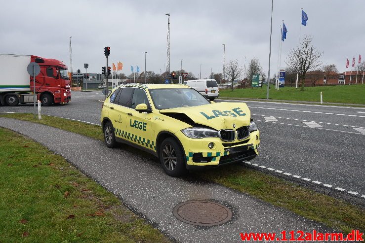 Akutbilen var impliceret i færdselsuheld. Fredericiavej i Vejle. 19/11-2019. KL. 11:00.