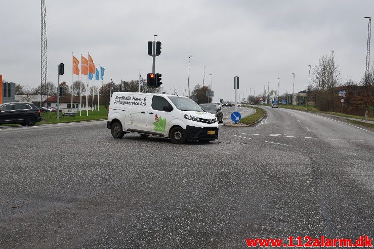 Akutbilen var impliceret i færdselsuheld. Fredericiavej i Vejle. 19/11-2019. KL. 11:00.