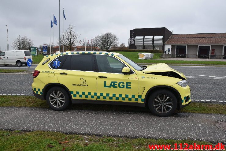 Akutbilen var impliceret i færdselsuheld. Fredericiavej i Vejle. 19/11-2019. KL. 11:00.