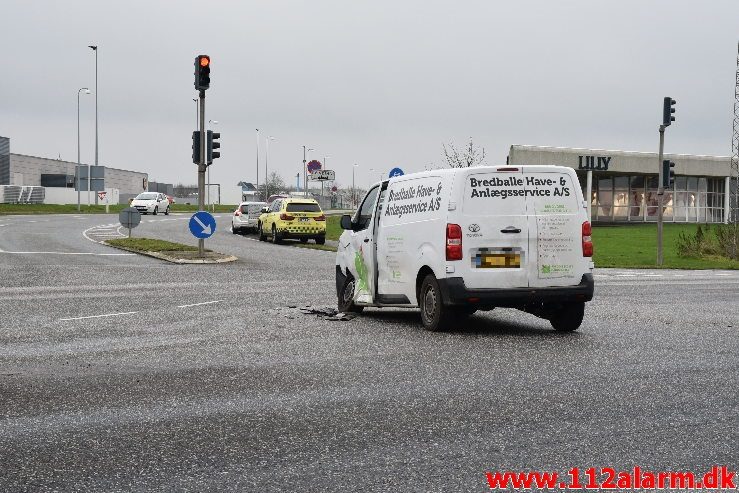 Akutbilen var impliceret i færdselsuheld. Fredericiavej i Vejle. 19/11-2019. KL. 11:00.