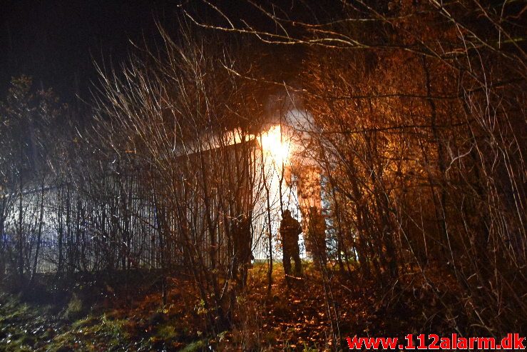 Gårdbrand. Bjerregårdsvej ved Jelling. 20/11-2019. Kl . 20:42.