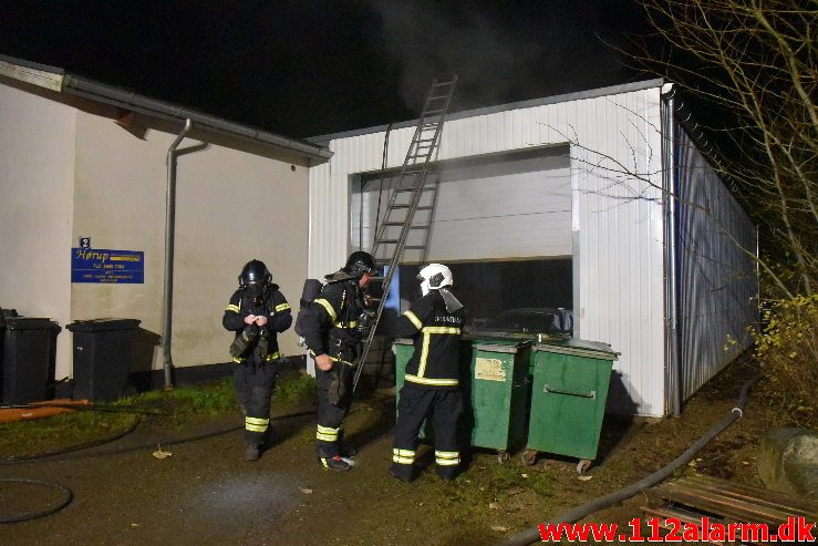 Gårdbrand. Bjerregårdsvej ved Jelling. 20/11-2019. Kl . 20:42.