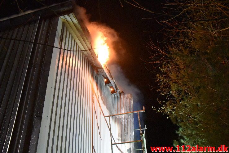 Gårdbrand. Bjerregårdsvej ved Jelling. 20/11-2019. Kl . 20:42.