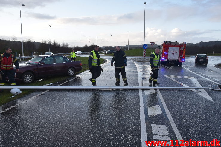 En Audi fra Letland havde lidt for meget fart. Rundkørsel på Rute 28 ved Vejle. 08/12-2019. Kl. 14:00.