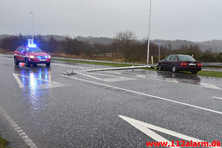 En Audi fra Letland havde lidt for meget fart. Rundkørsel på Rute 28 ved Vejle. 08/12-2019. Kl. 14:00.