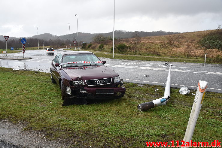 En Audi fra Letland havde lidt for meget fart. Rundkørsel på Rute 28 ved Vejle. 08/12-2019. Kl. 14:00.