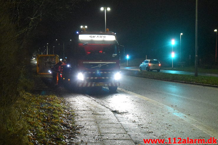 Lastbil tabte en stor krandel ned over cykelstien/fortovet. Grønlandsvej i Vejle. 09/12-2019. Kl 17:13.