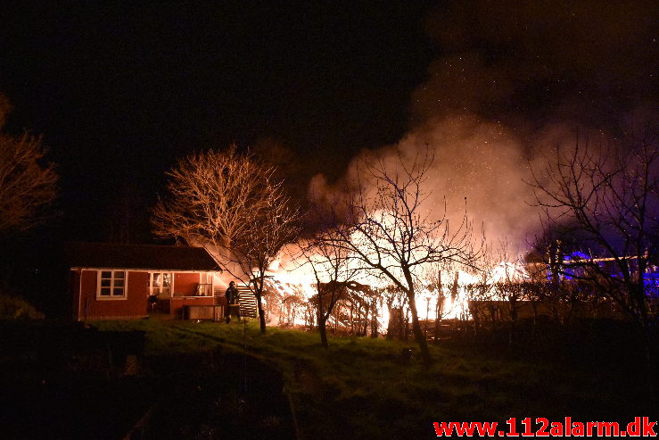 Kolonihavehus nedbrændte totalt. Timianvej i Vejle. 13/12-2019. KL. 18:12.