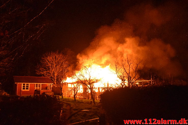 Kolonihavehus nedbrændte totalt. Timianvej i Vejle. 13/12-2019. KL. 18:12.