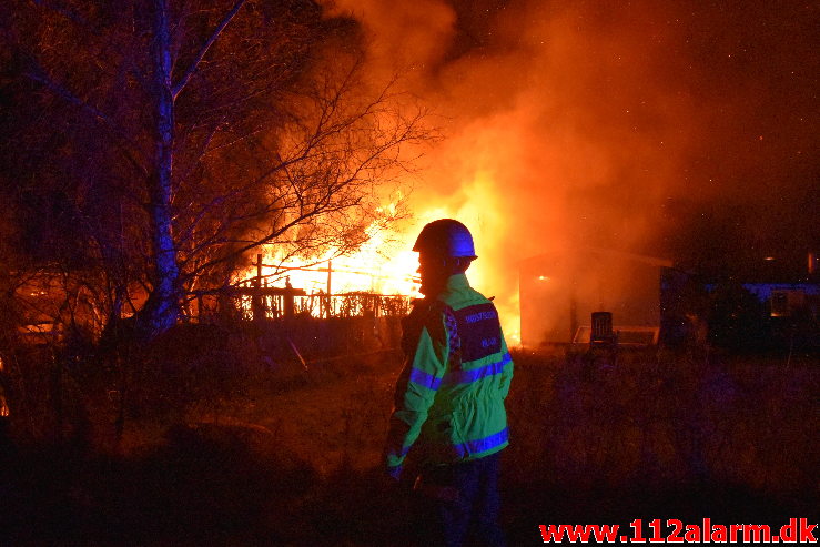 Kolonihavehus nedbrændte totalt. Timianvej i Vejle. 13/12-2019. KL. 18:12.