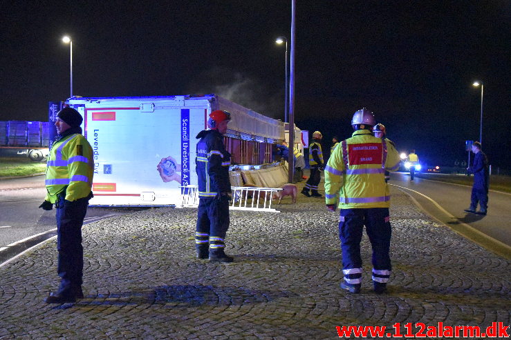 Væltet grisetransport. Jyllandsvej i Middelfart. 18/12-2019. KL. 17:31.