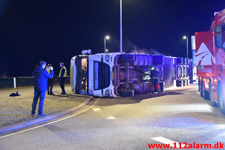 Væltet grisetransport. Jyllandsvej i Middelfart. 18/12-2019. KL. 17:31.