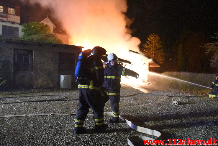 Bilbrand under tag. Bleggaardsgade i Vejle. 29/12-2019. Kl. 00:50.