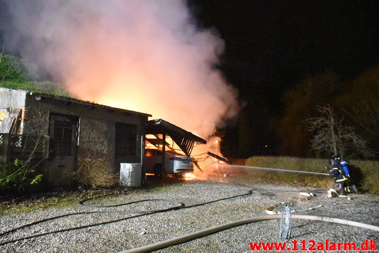 Bilbrand under tag. Bleggaardsgade i Vejle. 29/12-2019. Kl. 00:50.