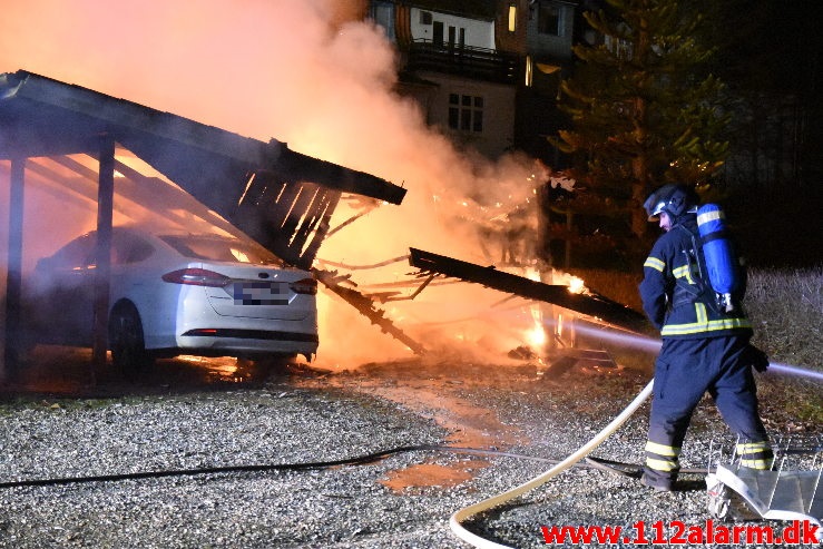 Bilbrand under tag. Bleggaardsgade i Vejle. 29/12-2019. Kl. 00:50.